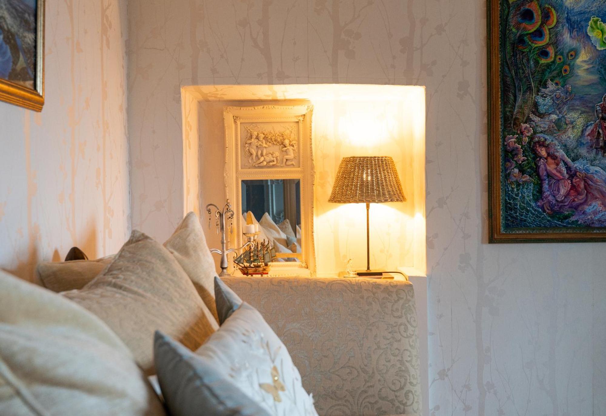 Enchanted Manor Niton Room photo